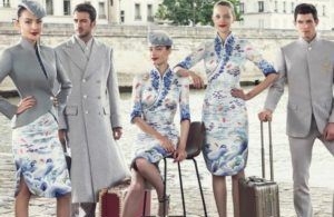 Des hôtesses et des stewards qui défilent à la Fashion Week de Paris