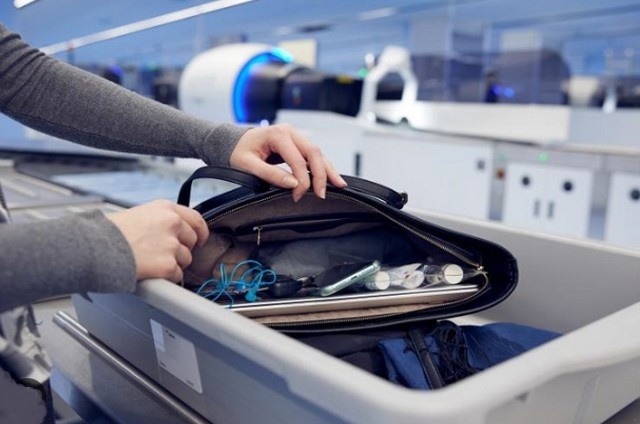 Pourquoi les ordinateurs portables doivent-ils être sortis lors des contrôles aéroports ?
