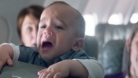 Tourisme & transport : Quelle est la bonne attitude quand un enfant pleure dans l’avion ?