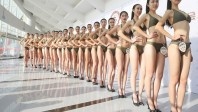 Pour décrocher le job d’hôtesse de l’air en Chine, on défile en bikini …