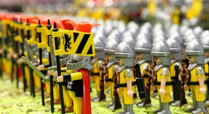 Droit dans ses bottes, en avant l’histoire