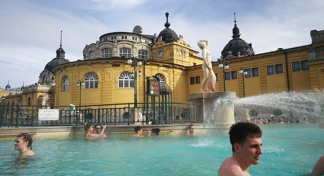 A Budapest, une parenthèse enchantée aux bains Széchenyi