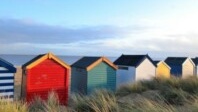 Pourquoi Gouville et ses cabanes de plage