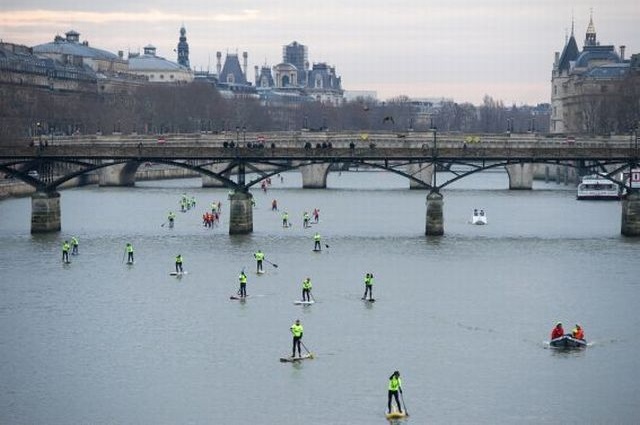 Des gondoliers sur la Seine