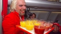Le patron de Virgin Atlantic fait le service à bord en talons hauts