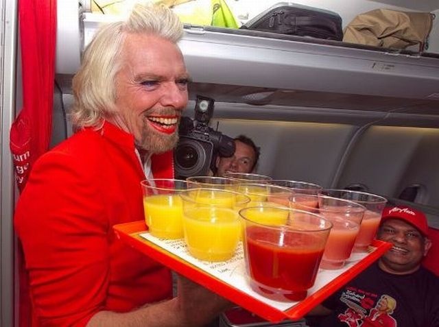 Le patron de Virgin Atlantic fait le service à bord en talons hauts