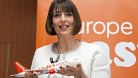 easyjet :  Carolyn McCall fait ses emplettes en France