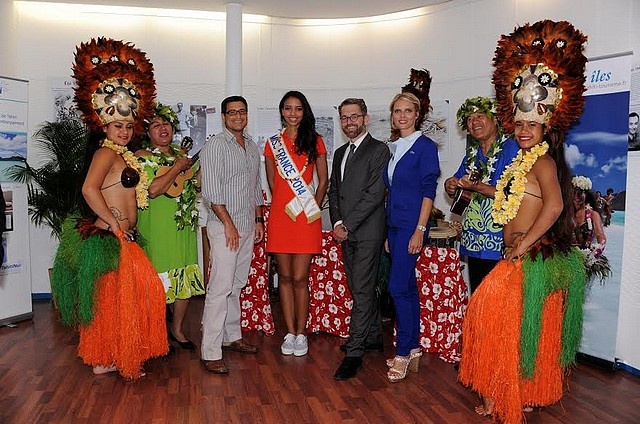Flora Coquerel (Miss France) honorée par Tahiti