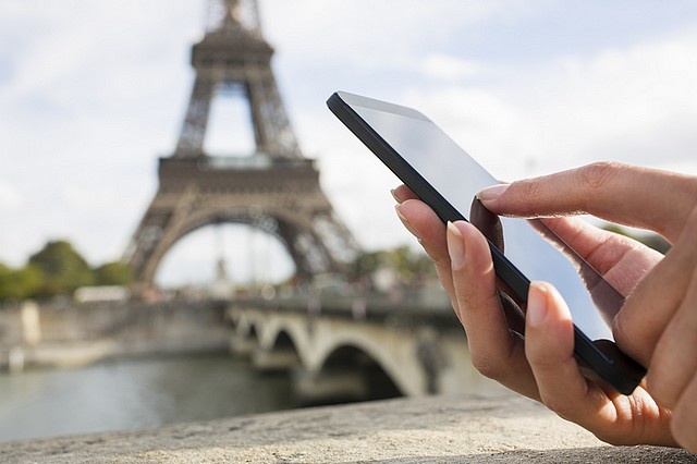 Les touristes touchent Paris du doigt pour les fêtes