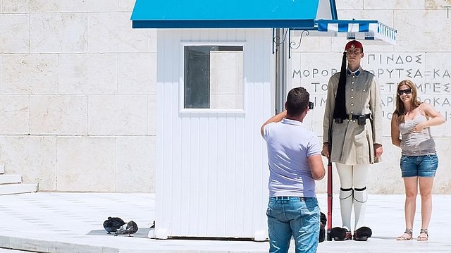 La Grèce encourage les vacanciers à jouer les espions