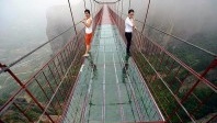 A Zhangjiajie (Chine), on fait le pont … en verre et contre tout