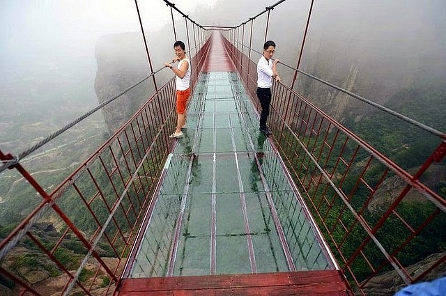 A Zhangjiajie (Chine), on fait le pont … en verre et contre tout