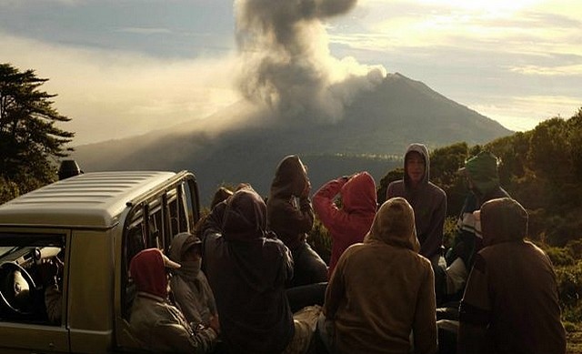 Le ciel du Costa Rica perturbé par un volcan en éruption