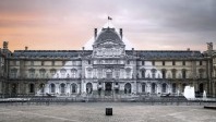 La pyramide du Louvre anamorphosée façon Street Art