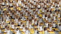 Une classe de yoga avec 40 000 participants … et moi … et moi