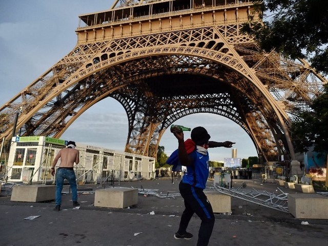 Une tour Eiffel à la gueule de bois