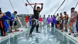 Pont de verre en Chine, une attraction répulsion !
