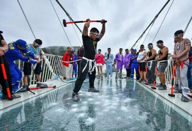 Pont de verre en Chine, une attraction répulsion !