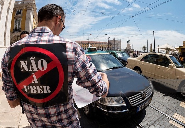 Les anti- Uber bloquent l’aéroport de Lisbonne