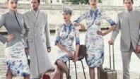 Des hôtesses et des stewards qui défilent à la Fashion Week de Paris