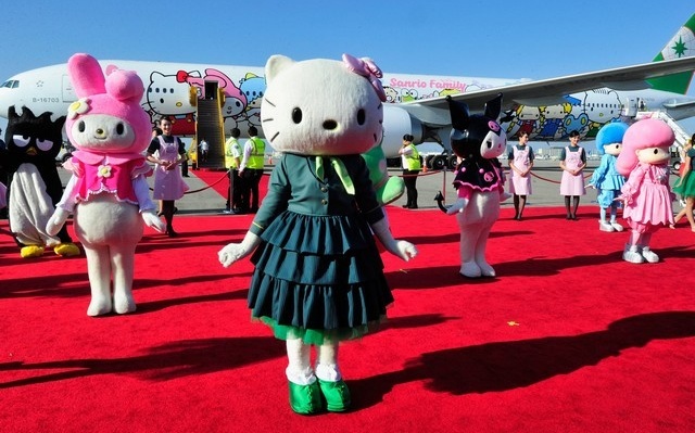 L’Organisation Mondiale du Tourisme pose avec Hello Kitty