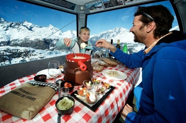 Une fondue savoyarde, là-haut, dans une télécabine !