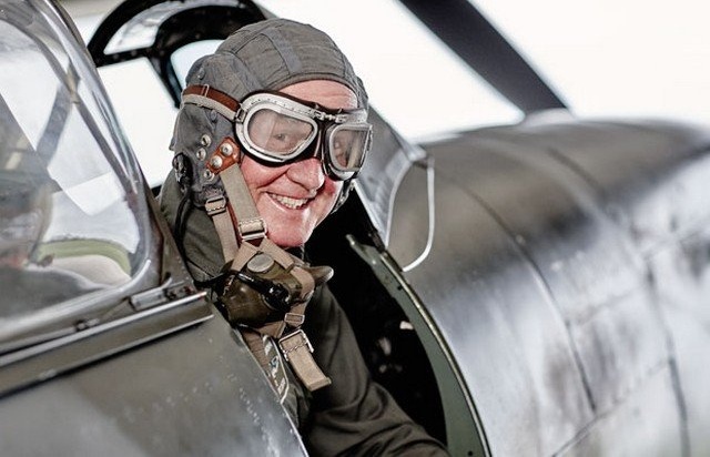 Aux commandes d’un Spitfire de 1945, oui c’est possible