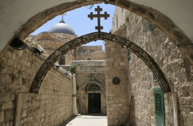In Jerusalem, the Holy Sepulchre well looped