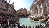A Rome, la fontaine de Trévi boit le bouillon