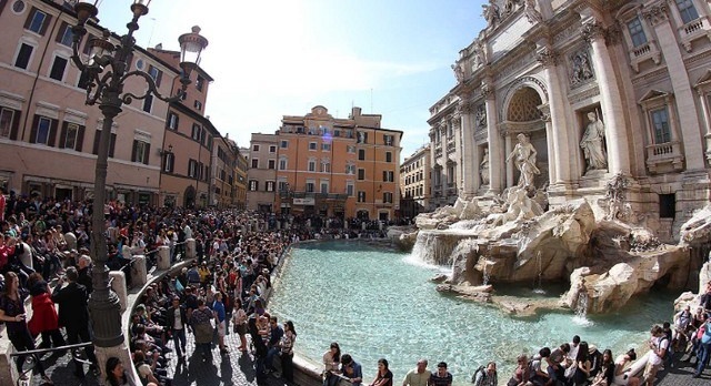 A Rome, la fontaine de Trévi boit le bouillon