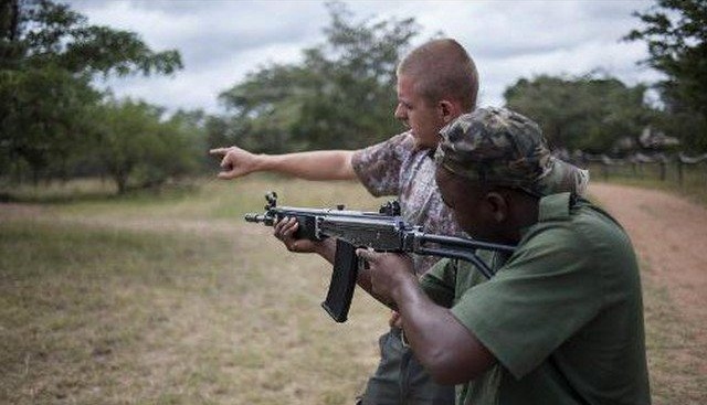 Braconniers et Touristes au coude à coude en Afrique noire