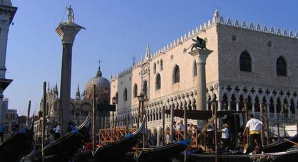 The city of Venice sells its palaces for the benefit of tourism