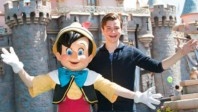 Les gays en touristes à la parade de Disneyland Paris