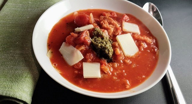 Une soupe de tomates au pain