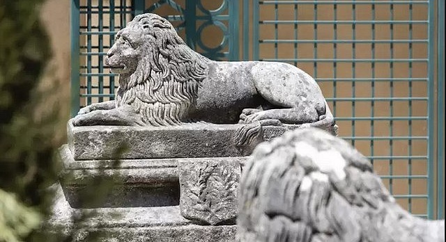 L’Hôtel Villa Saint-Ange, le gardien et les lions