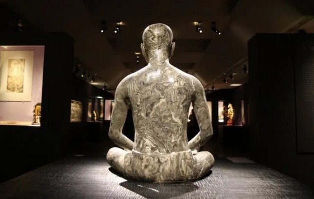 Takahiro Kondo prend la pose entre Guimet