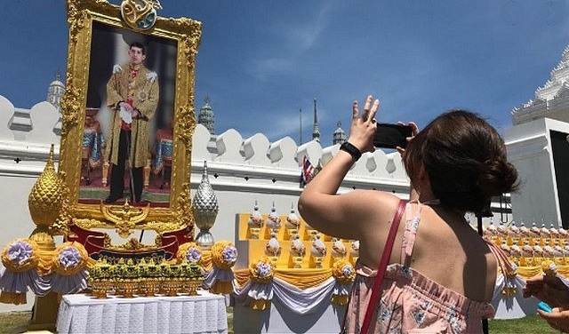 King of Thailand in confinement … with 19 women