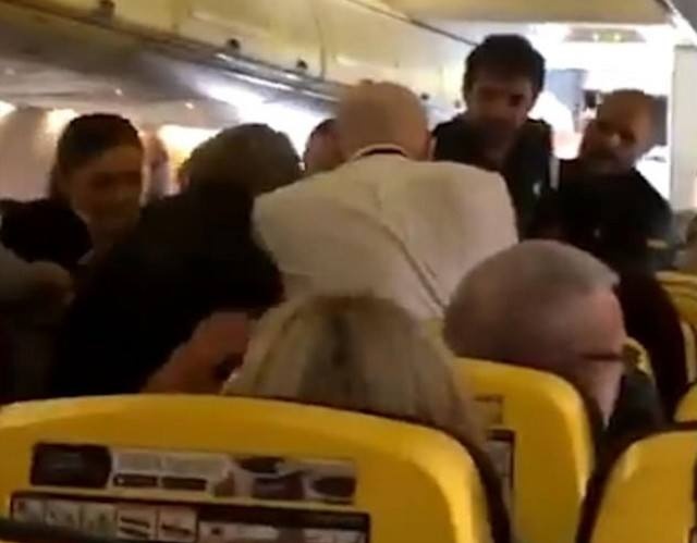 Deux passagers ivres se battent en plein vol pour avoir refusé de porter un masque
