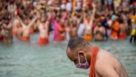 Nouveau record de covid en Inde, tandis que les touristes hindous envahissent le Gange