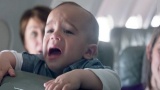 Tourisme & transport : Quelle est la bonne attitude quand un enfant pleure dans l’avion ?