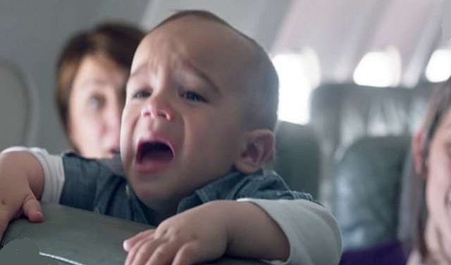Tourisme & transport : Quelle est la bonne attitude quand un enfant pleure dans l’avion ?