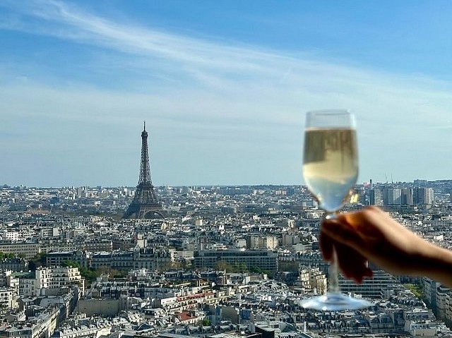 Ciel bleu pour le Tourisme parisien cet été
