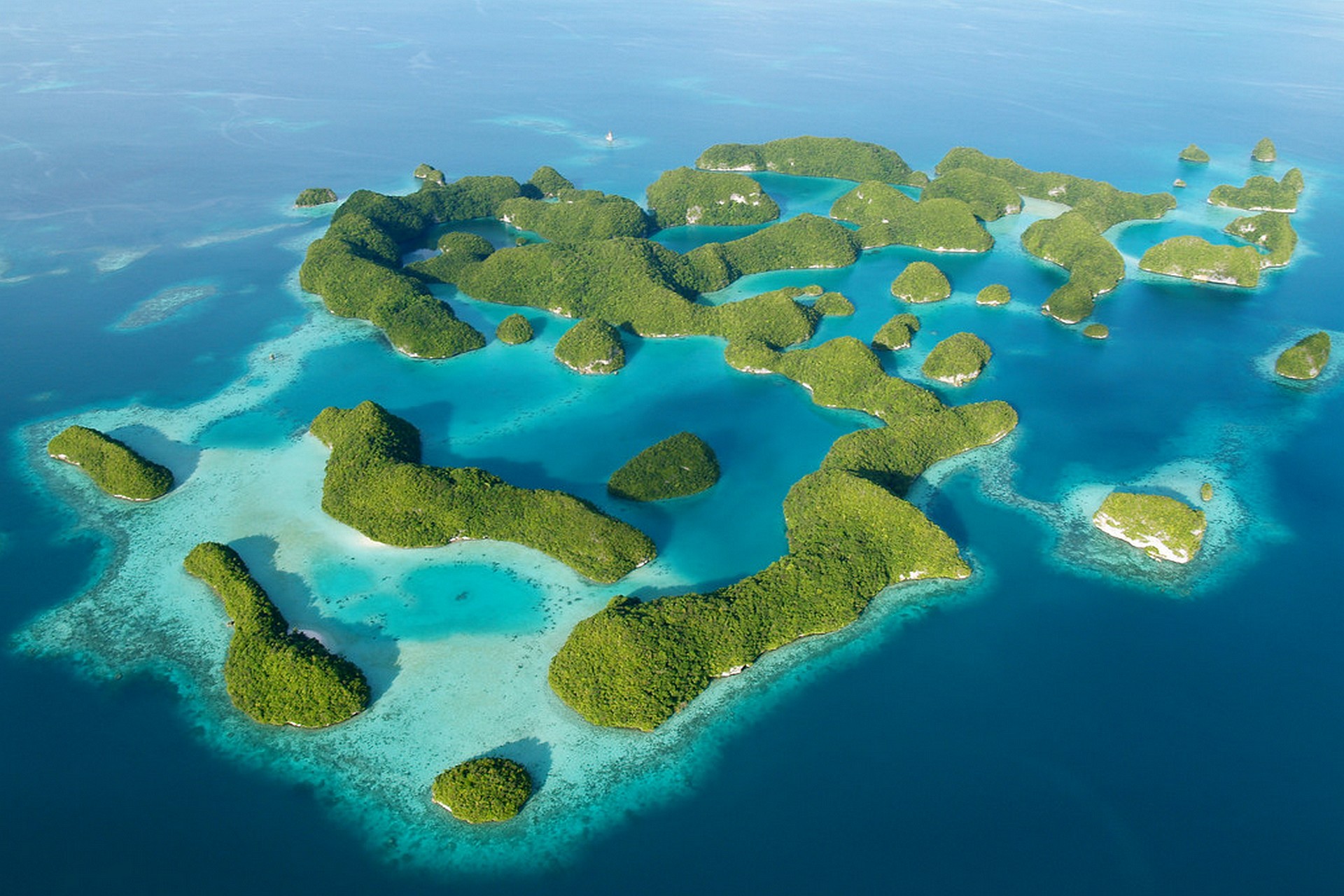 Круг архипелаг. Рок-Айлендс, Палау. Ламаншский архипелаг. Много маленьких островов. Острова архипелаг стилизованные.