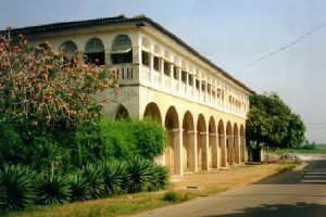 Grand-Bassam-immeuble-coloniale-a-renover1