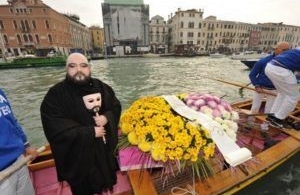 Mourir à Venise, ou ailleurs dans le monde : le casse-tête du tourisme