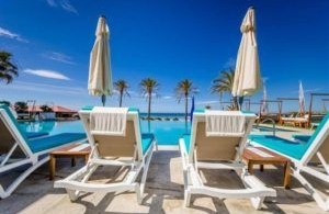 Comment régler la lutte des chaises longues dans les hôtels-clubs