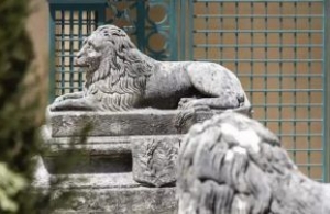 L’Hôtel Villa Saint-Ange, le gardien et les lions