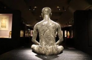 Takahiro Kondo prend la pose entre Guimet