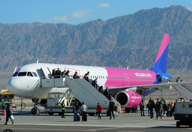 Wizzair basa uno de sus aviones en Tirana, Albania