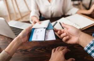 Analyse juridique d’un litige hôtelier : si ce n’est toi c’est donc ton frère